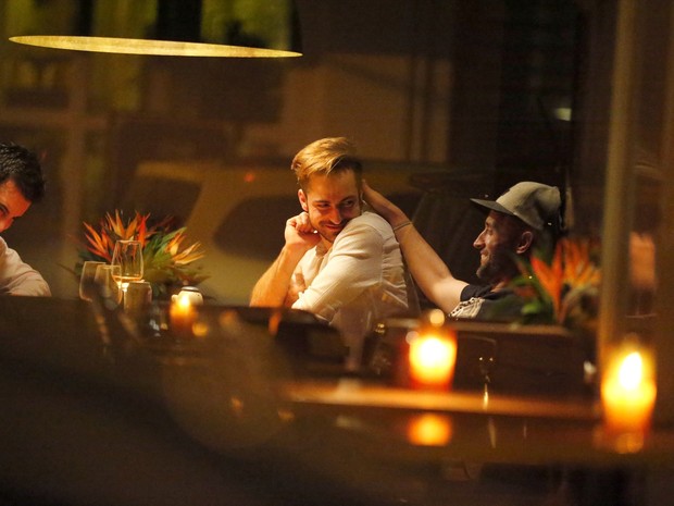 Paulo Gustavo e o marido, Thales Bretas, em restaurante na Zona Sul do Rio (Foto: Ag. News)