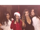 Khloe Kardashian usa decote para badalar com Kim Kardashian