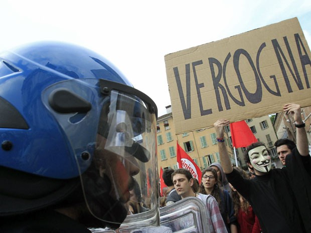 Manifestante segura cartaz com a palavra "vergonha" contra o antigo primeiro-ministro Silvio Berlusconi  (Foto: Reuters/ Alessandro Garofalo)