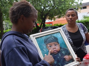 Mãe chora ao ver foto do menino espancado que morreu em Piracicaba (Foto: Fernada Zanetti/G1)