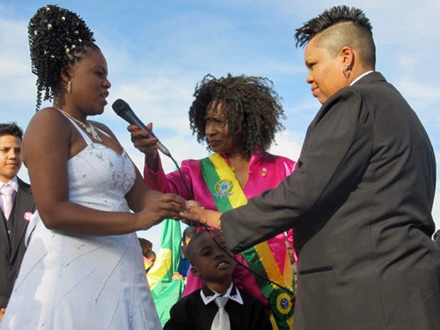 Casal troca alianças durante cerimônia coletiva em frente ao Congresso Nacional (Foto: Isabella Formiga/G1)