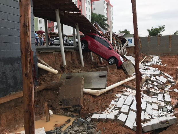 Um carro ficou suspenso entre o estacionamento e o chão. (Foto: André Luis Rosa/TV Vanguarda)