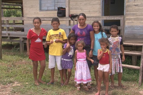 Professora Vilma com alunos de quatro séries e do ensino infantil (Foto: Divulgação) Professora Vilma com alunos de quatro séries e do ensino infantil (Foto: Divulgação)