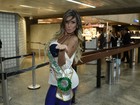 Andressa Urach posa com faixa do Miss Bumbum em aeroporto