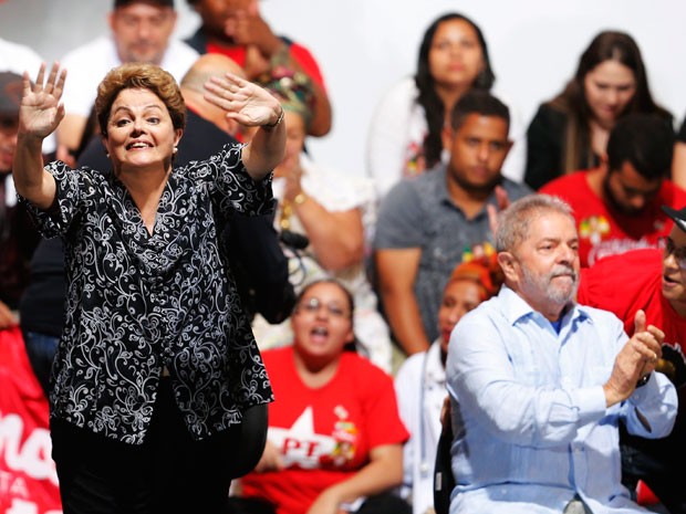 A presidente Dilma Rousseff e o ex-presidente Lula durante evento de campanha em Itaquera, na Zona Leste de São Paulo (Foto: Paulo Whitaker/Reuters)
