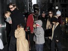 Brad Pitt e Angelina Jolie se divertem com os filhos em loja de doces