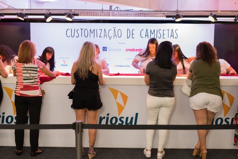 Customização de camisetas SPLASH no meeting poing do Camarote Quem, no shopping Rio Sul