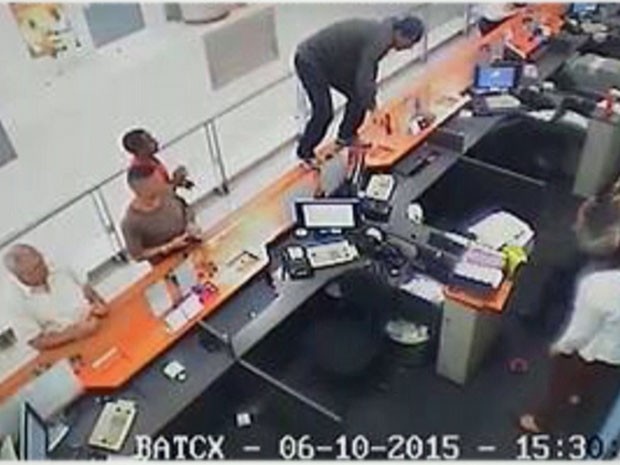 Imagens mostram roubo a banco na Freguesia do Ó, Zona Norte de São Paulo (Foto: Reprodução/TV Globo)