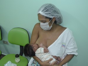 Darlene Fernandes amamentando o primeiro filho de apenas 20 dias, em Macapá (Foto: John Pacheco/G1)