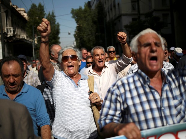 Pensionistas gregos gritam durante protesto contra corte no valor de benefícios. (Foto: Reuters)