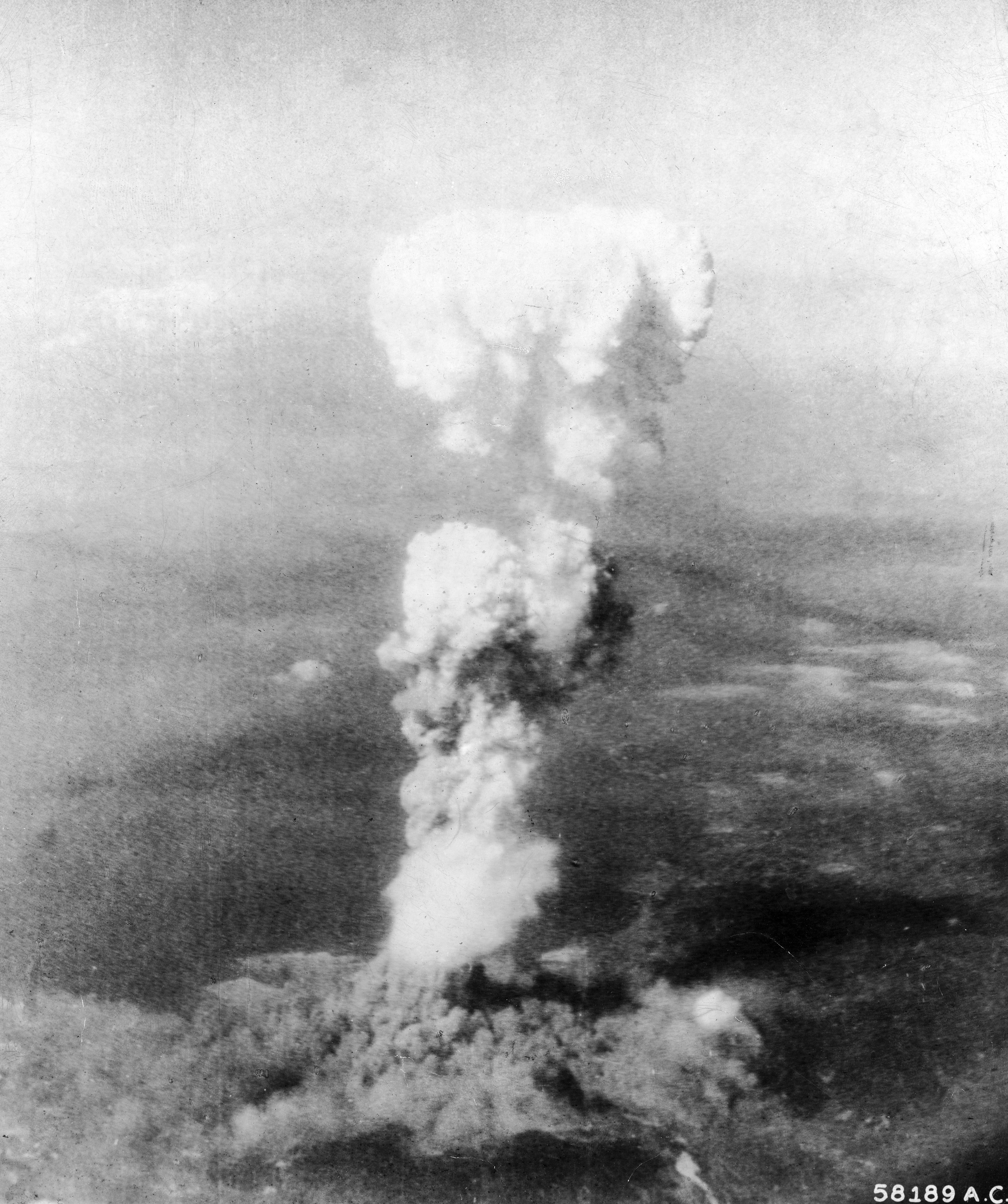 A fumaça em forma de cogumelo que se formou após o lançamento da bomba em Hiroshima atingiu 6 km de altura. (Foto: The LIFE Picture Collection/Getty Images)