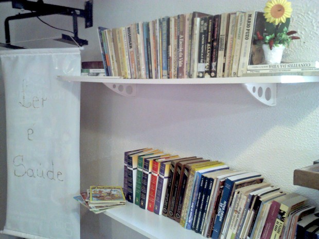 Lanchonete de hospital no RS tem biblioteca para empréstimo de livros (Foto: Arquivo Pessoal)