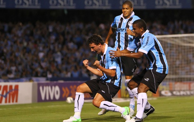 Elano comemora gol do Grêmio com Fernando e Leandro (Foto: Lucas Uebel/Grêmio FBPA)