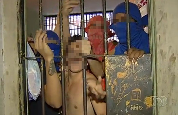 Enquanto aguardam transferências para CPP, presos dividem celas em delegacias (Foto: Reprodução/TV Anhanguera)