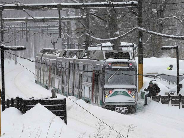 Trem da cidade de Brookline, no Massachusetts, para em estação coberta por neve nesta segunda-feira (9) (Foto: REUTERS/Brian Snyder)