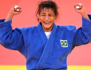 Judoca Sarah Menezes comemora conquista da medalha de ouro (Foto: Agência AFP)