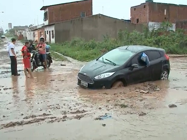 Veículo ficou atolado em meio à lama que se aglomerou na Avenida Nossa Senhora da Vitória (Foto: Reprodução/TV Mirante)