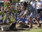 Colocando a mão na massa: Kate Middleton ajuda a plantar árvore