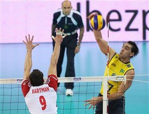 Giba tenta passar peo bloquio polonês (Foto: FIVB/DIVULGAÇÃO)