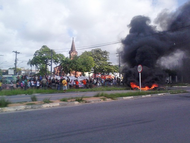 Manifestantes queimaram pneus em protesto na PE-15 (Foto: Adriano Artoni/Acervo Pessoal)