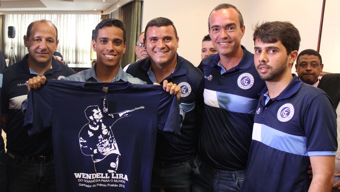 Wendell Lira recebe camisa especial do Goianésia (Foto: Fernando Vasconcelos / GloboEsporte.com)