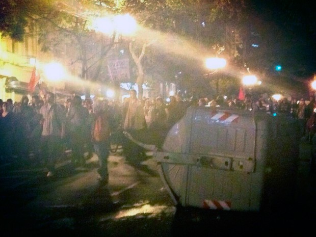 Conteiner de lixo derrubado enquanto manifestantes se locomovem na Região Central de Porto Alegre (Foto: Bruna Scirea/Agência RBS)