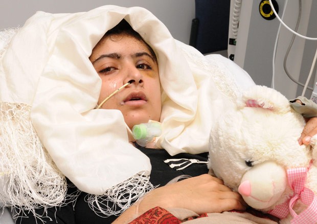 A jovem paquistanesa Malala Yousufzai em foto divulgada nesta sexta-feira (19) pelo hospital Queen Elizabeth, em Birmingham (Foto: AFP)