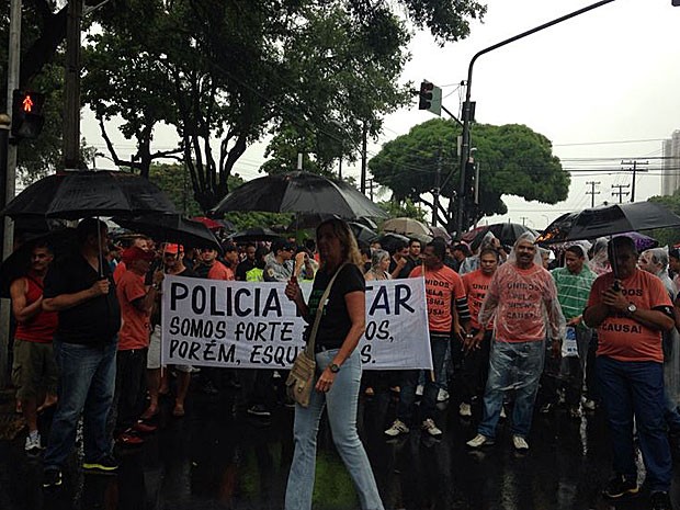 PMs e bombeiros militares fazem manifestação do Derby ao Palácio do Governo, no Recife (Foto: Débora Soares / G1)