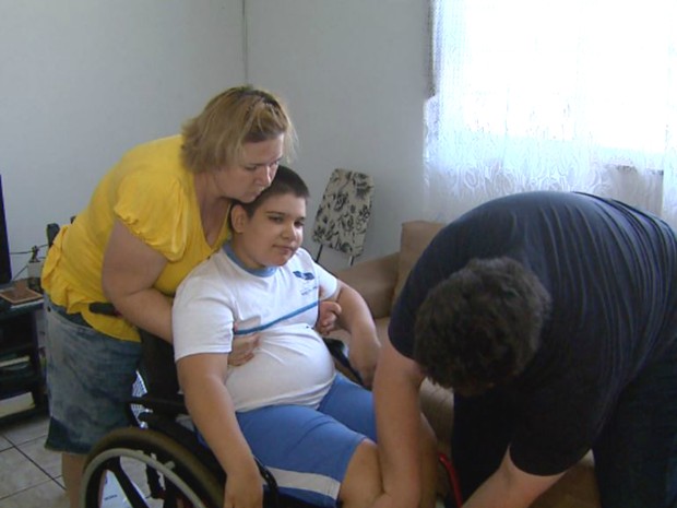 Thomas Rosseti da Silva, de 11 anos, tem paralisia cerebral e precisa de ajuda da família para se locomover (Foto: Ronaldo Gomes/EPTB)