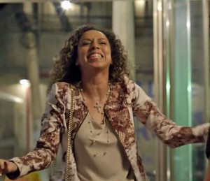 Celma comemora saída do manicômio (Foto: TV Globo)