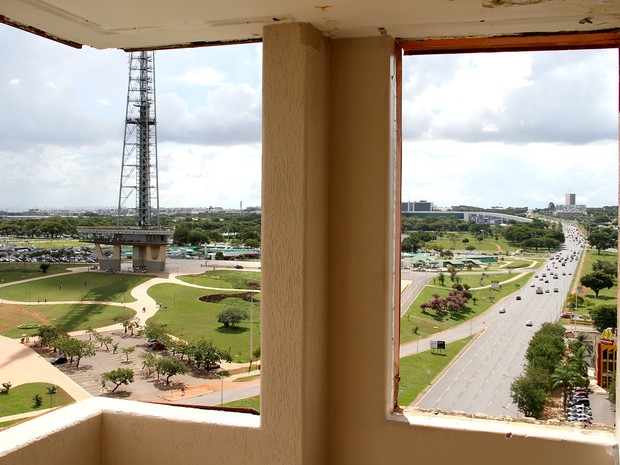 Torre de TV, Centro de Convenções Ulysses Guimarães e Palácio do Buriti vistos de hotel abandonado em Brasília (Foto: Vianey Bentes/TV Globo)