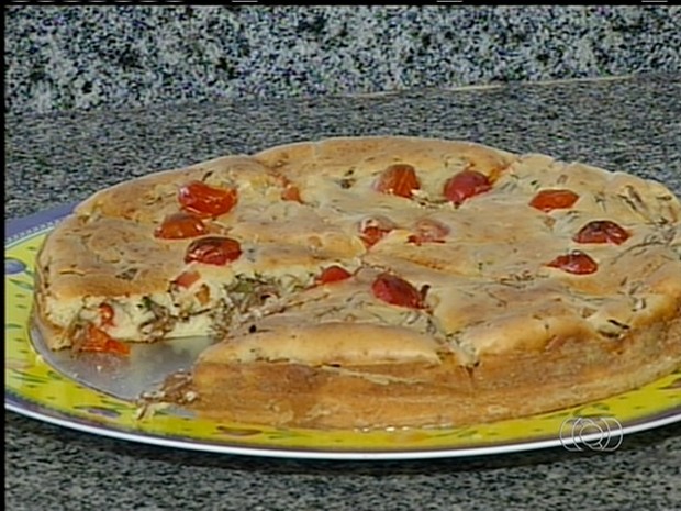 Torta de carne seca com massa de iogurte é um dos pratos do Festival Gastrônomico de Taquaruçu, bairro satélite de Palmas (Foto: Reprodução/TV Anhanguera TO)