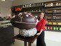 Com 20 kg, ovo de Páscoa de 1 metro é vendido por R$ 4 mil em Brasília
