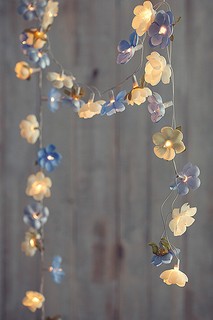 Efeito romântico: luzinhas decoradas com camélias de tecido de Bruna Sanches, do ateliê Dona Florida
