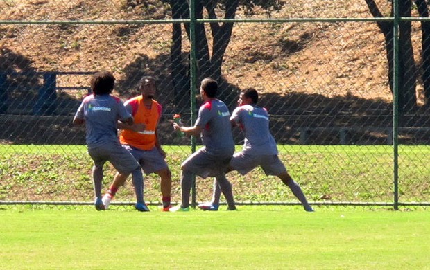 carlos alberto briga com outros jogadores do vasco treino (Foto: André Casado / Globoesporte.com)