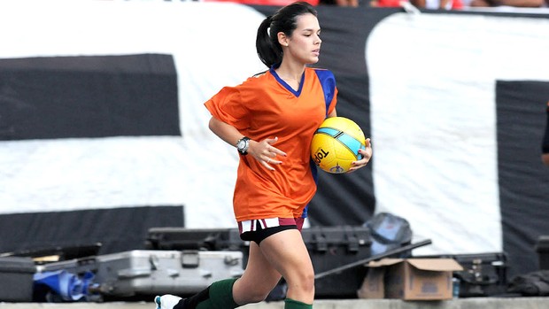 Fernanda Maia gandula na decisão Fluminense x Botafogo (Foto: André Durão / Globoesporte.com)