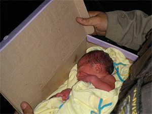 Bebê 'Albertinho' encontrado em caixa de papelão em Salvador, Bahia (Foto: Polícia Militar/ Divulgação)