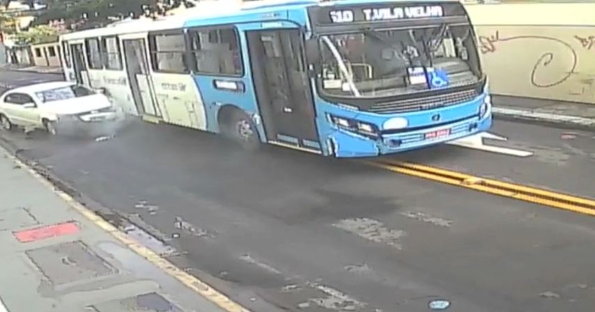 Vídeo mostra acidente entre ônibus e carro em Jardim Camburi - Globo.com