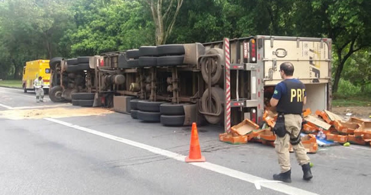 G Carreta Tomba E Deixa Tr Nsito Lento Na Serra Das Araras Em Pira