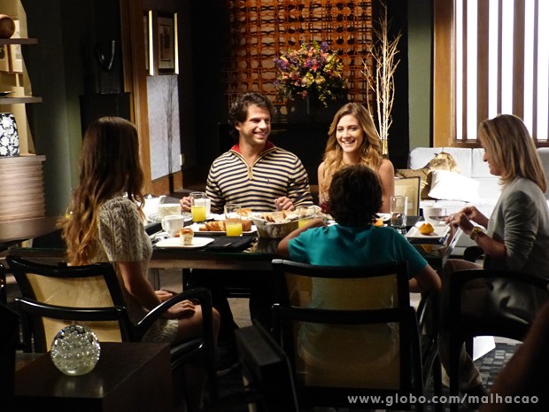 Sofia inventa uma família falsa para gravar comercial de TV  (Foto: Malhação / TV Globo)