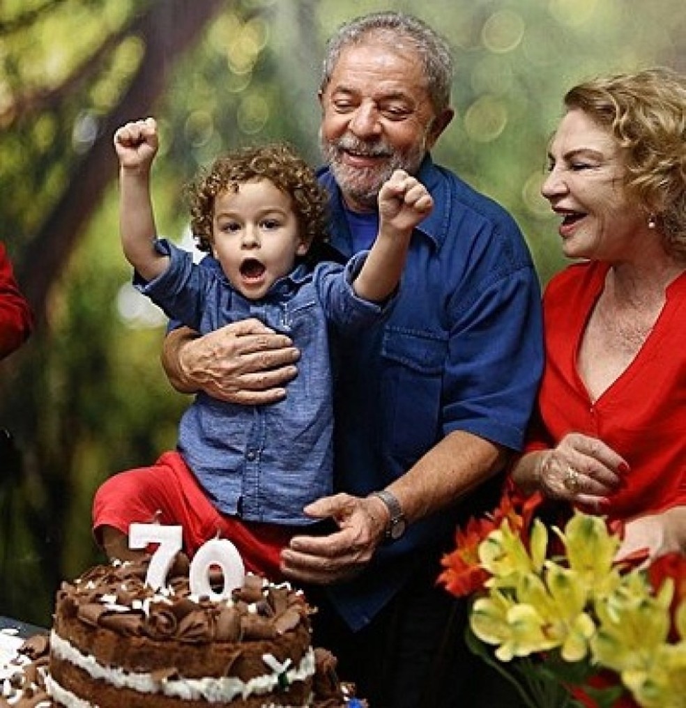 Lula, o neto Arthur, e dona Marisa no aniversário de 70 anos do ex-presidente — Foto: Ricardo Stuckert/G1 