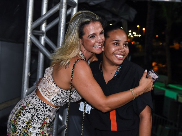Carla Perez com fã em show em Salvador, na Bahia (Foto: Caio Duran e Charles Naseh/  Divulgação)