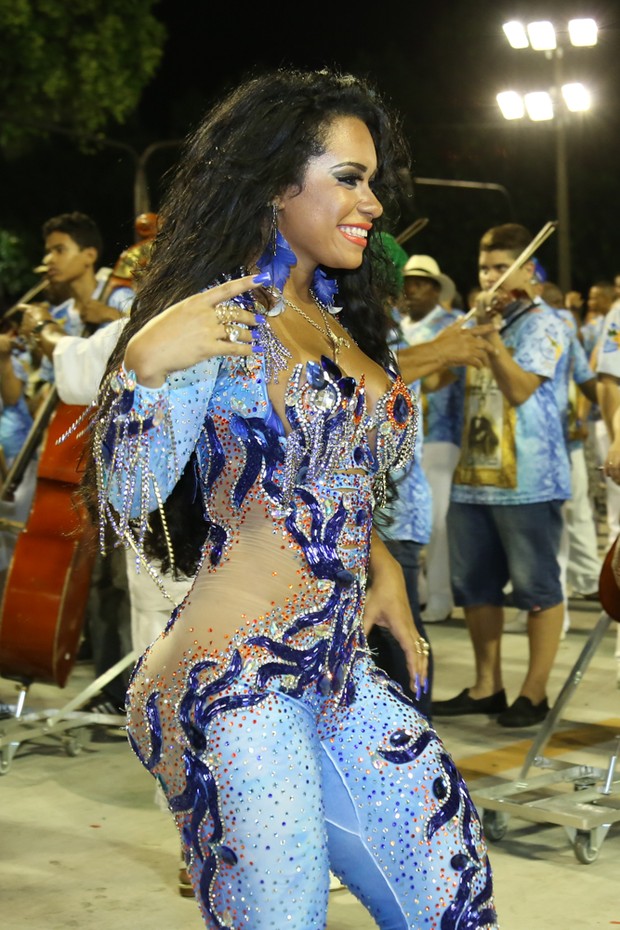 Raíssa Oliveira em ensaio da beija-Flor (Foto: Roberto Filho/Brazil News)