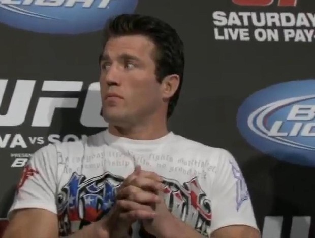 Chael Sonnen olha preocupado para Anderson Silva antes da encarada na coletiva do UFC 148 (Foto: Reprodução - YouTube)