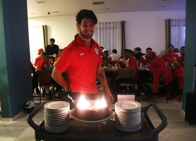 Alexandre Pato São Paulo bolo aniversário (Foto: Rubens Chiri/Site oficial do SPFC)