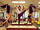 Bruna Marquezine, Fernanda Souza e Julia Faria brincam em aula de pilates