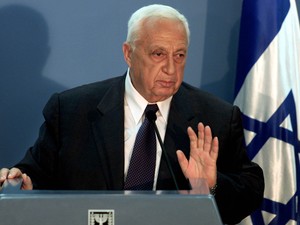 O primeiro-ministro israelense, Ariel Sharon fala em uma conferência de imprensa em maio de 2001, em seu escritório de Jerusalém. (Foto: Natalie Behring/AFP)