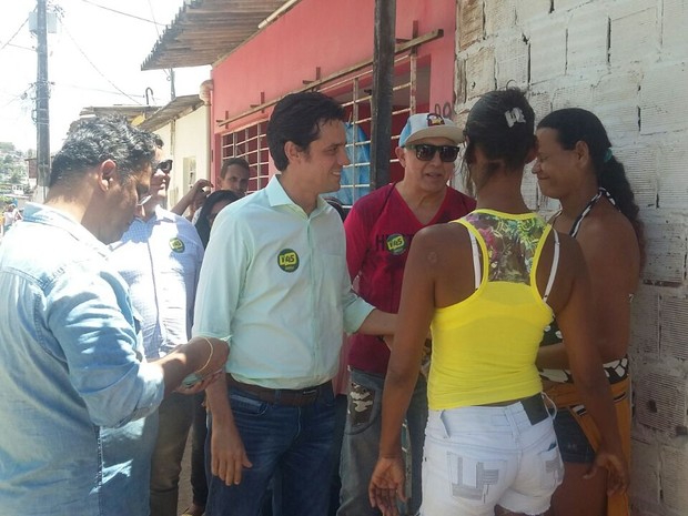 Daniel Coelho visitou comunidade Terra Nostra, na Zona Sul do Recife, e comentou propostas para o saneamento básico (Foto: Bianka Carvalho/TV Globo)