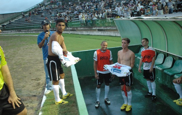 Confusão no Botafogo-PB: Meia Pio troca camisa com o volante Izaías (Foto: Richardson Gray / Globoesporte.com/pb)