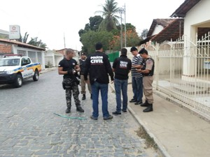 Polícia Civil cumpre mandado em Januária (Foto: Polícia Civil)